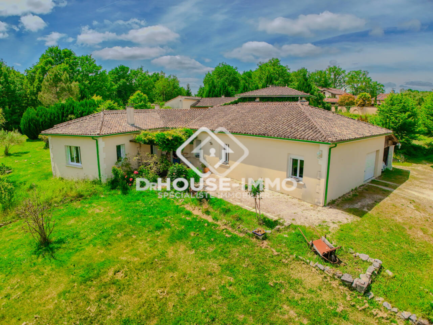 Photo 3 : Vente Maison 11 pièces Saint-Front-d'Alemps 313 m²