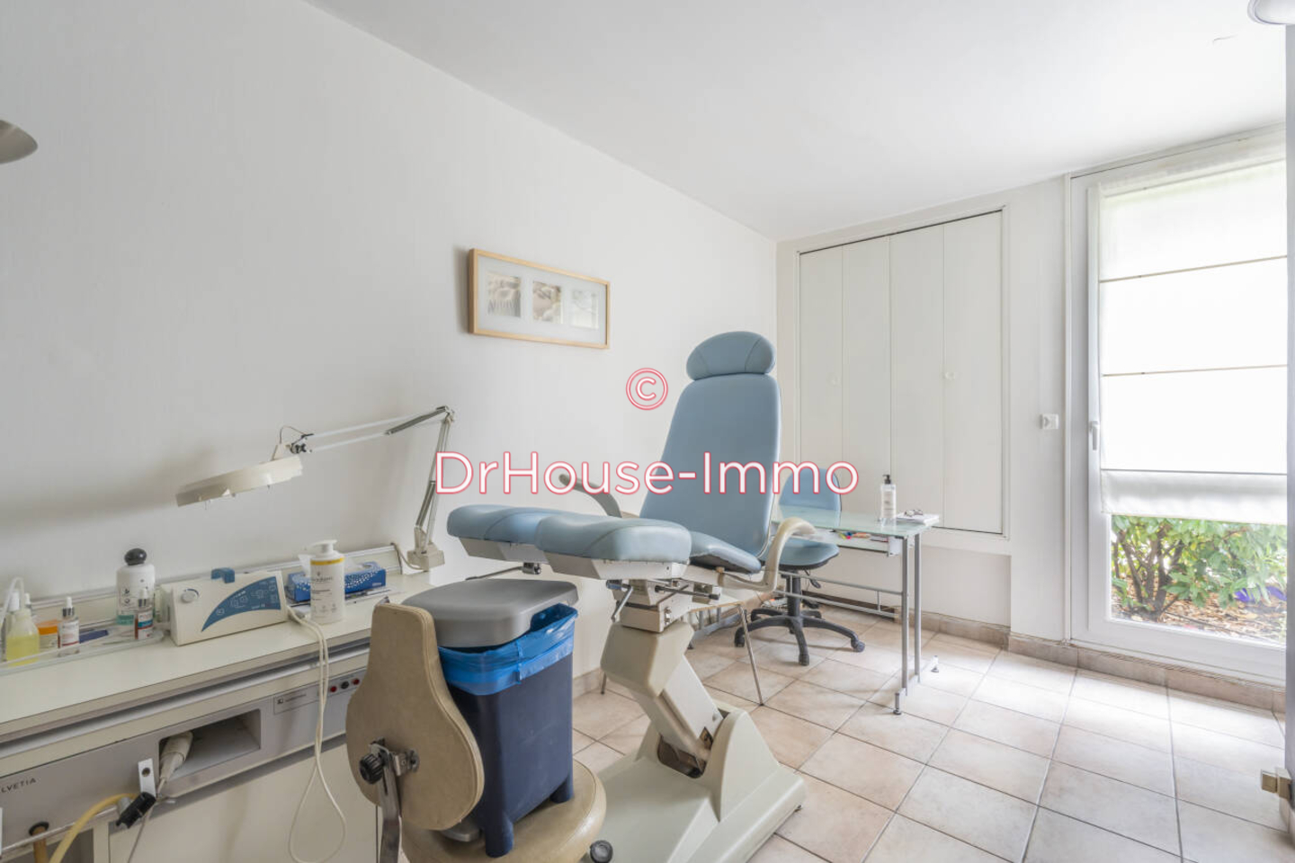Photo 1 : Location Commerce 1 pièce Élancourt 11 m²