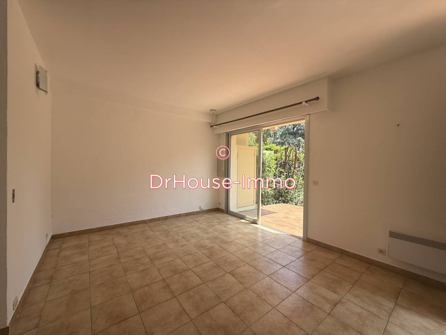 Photo 2 : Location Appartement 1 pièce Saint-Laurent-du-Var 27 m²