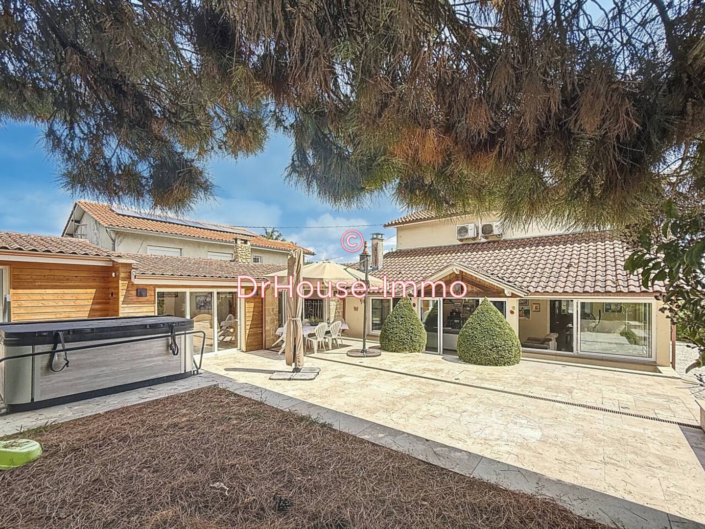 Photo 1 : Vente Maison 9 pièces Creysse 257 m²