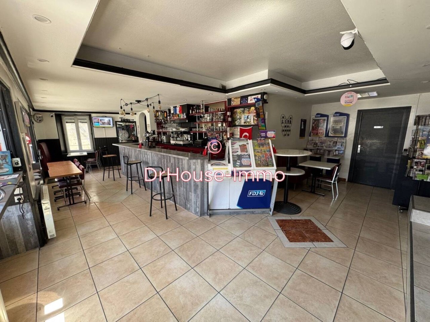 Photo 1 : Vente Commerce  Trilport 90 m²