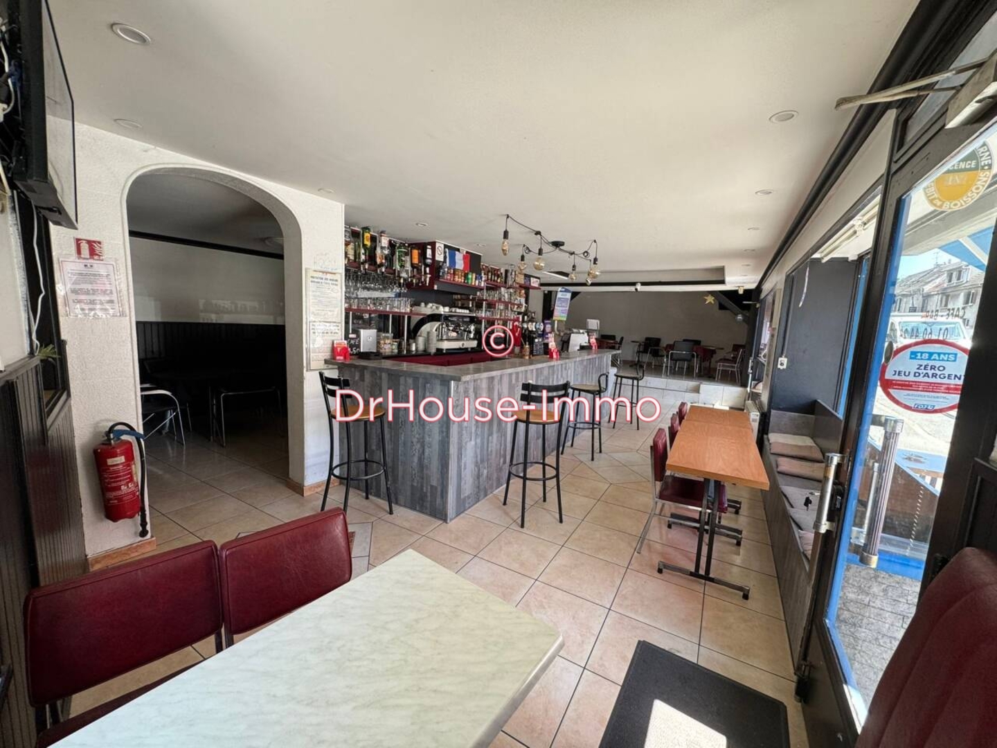 Photo 2 : Vente Commerce  Trilport 90 m²