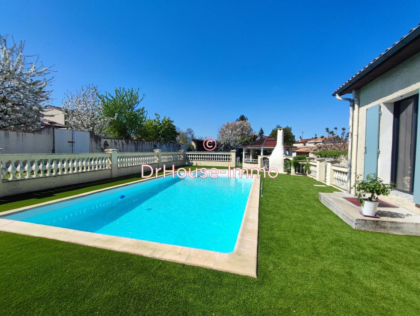 Photo 2 : Vente Maison 8 pièces Roullet-Saint-Estèphe 198 m²