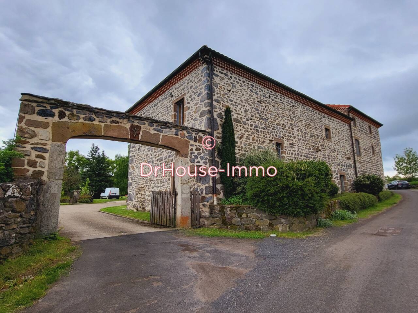 Photo 1 : Vente Maison 16 pièces Sanssac-l'Église 343 m²