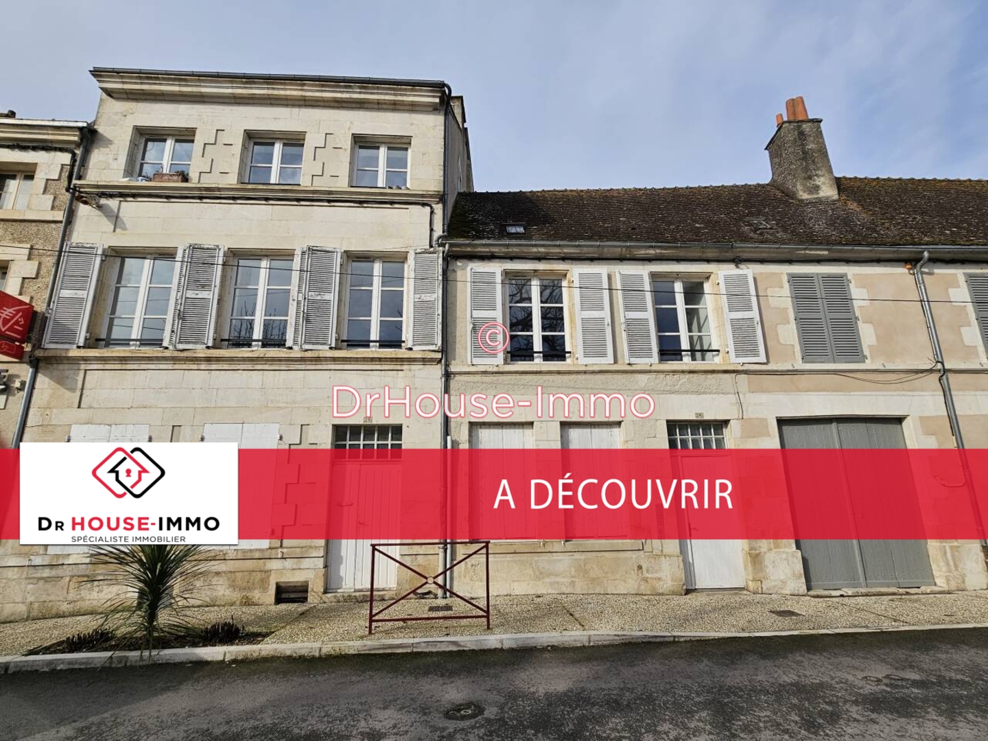 Photo 1 : Vente Immeuble 17 pièces Saint-Savin 398 m²
