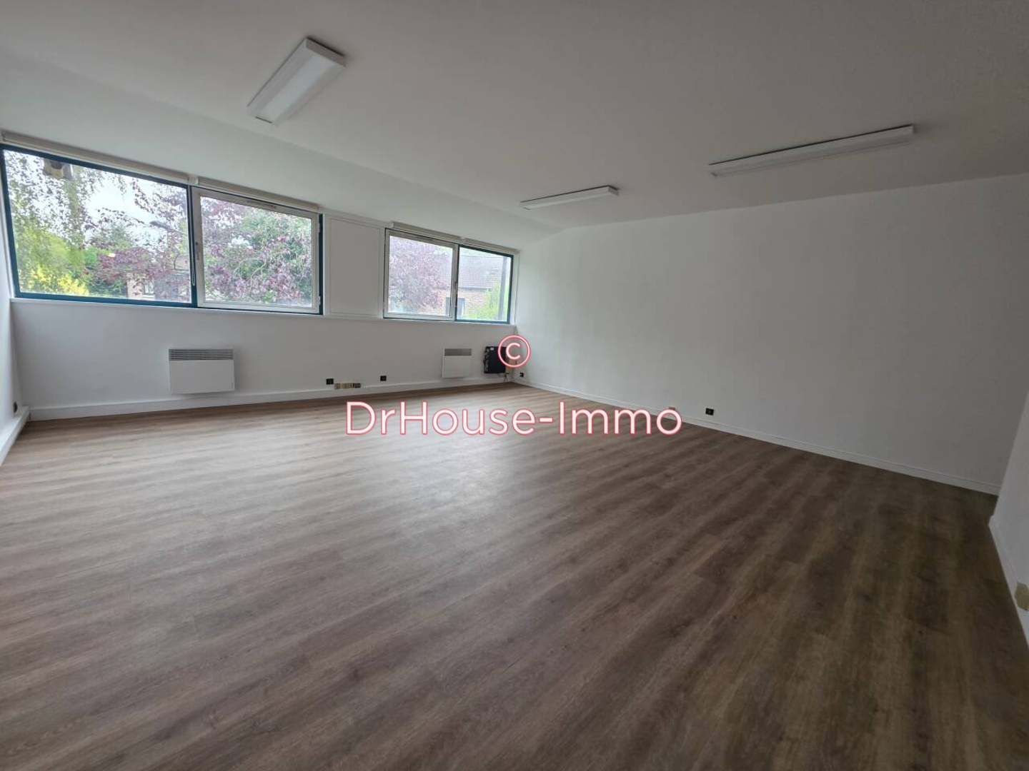 Bureau de 74 m² - Villeneuve-d'Ascq (59650)