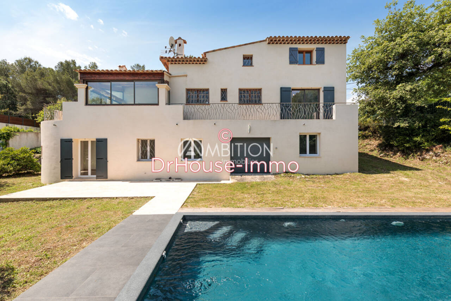 Maison 7 pièces de 186 m² - Le Rouret (06650)