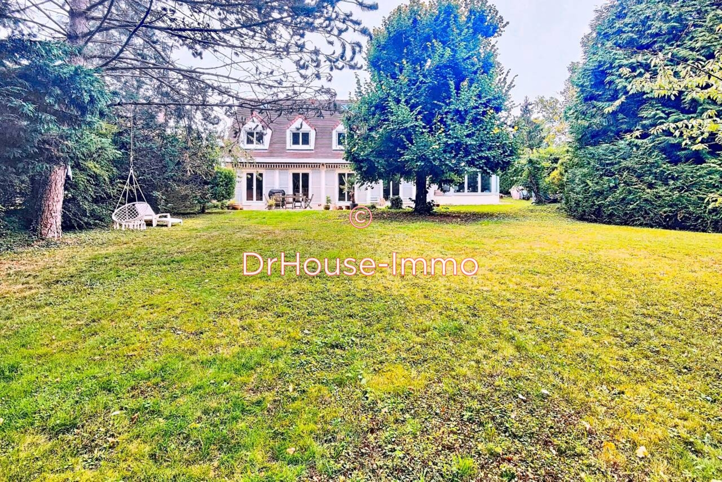 Maison 9 pièces de 241 m² - Feucherolles (78810)