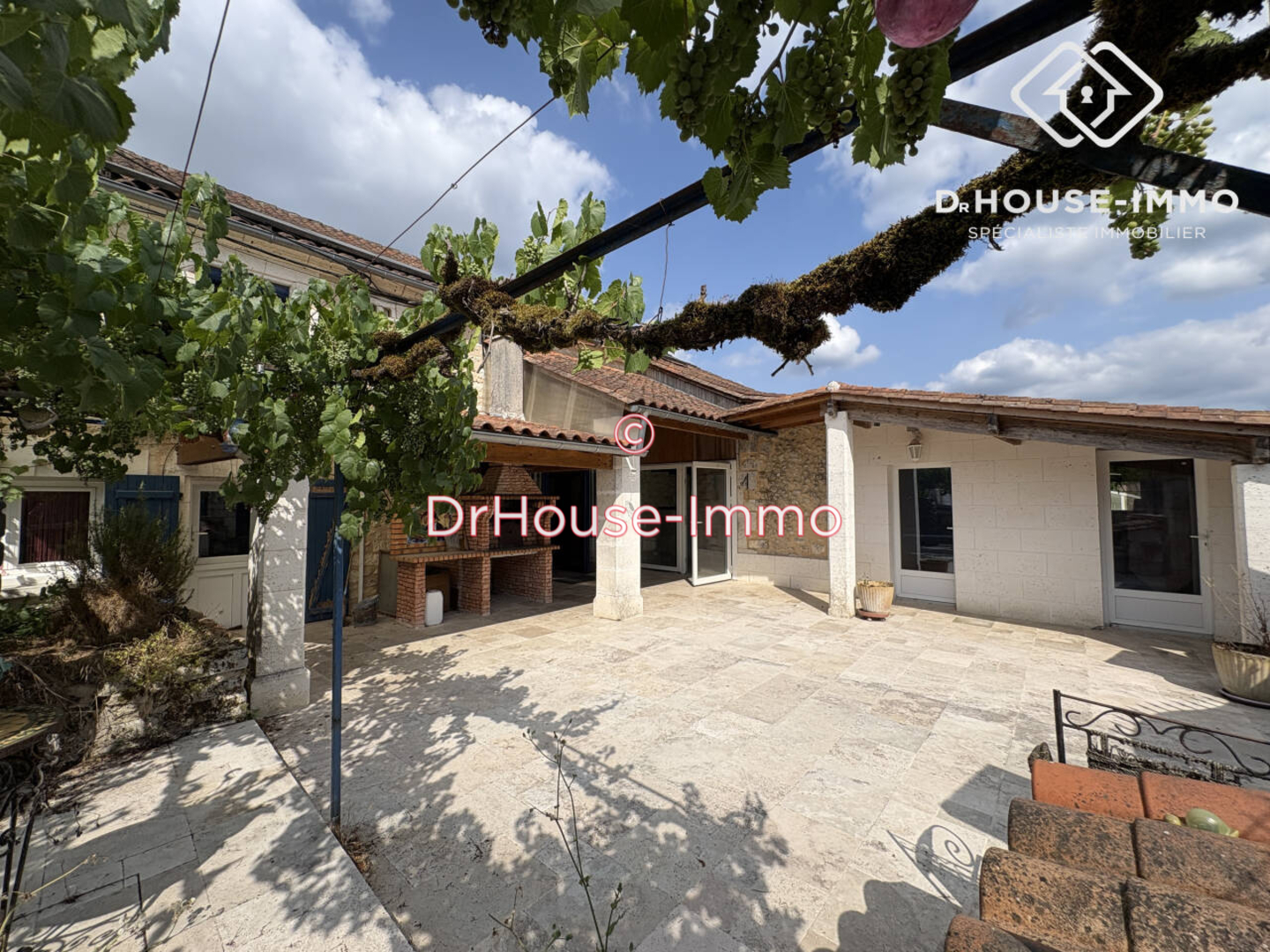 Maison 8 pièces de 226 m² - Léguillac-de-Cercles (24340)