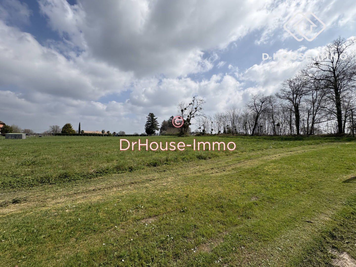 Terrain de 2 960 m² - Nontron (24300)