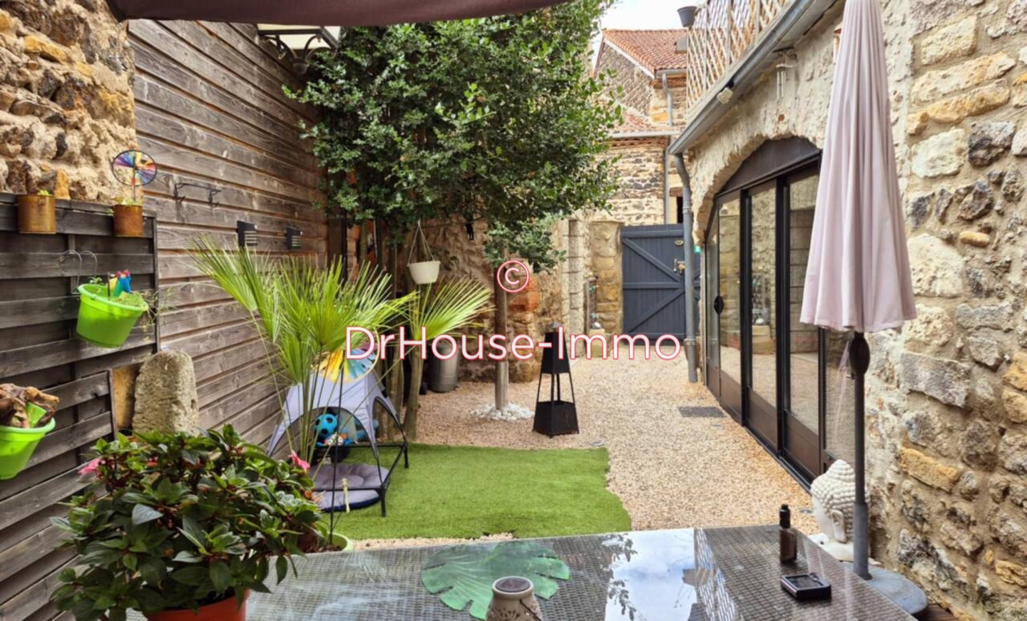 Maison 7 pièces de 164 m² - Coudes (63114)
