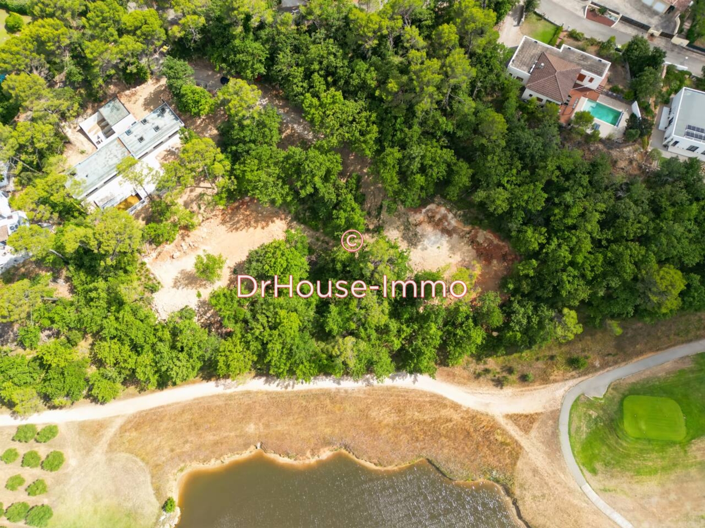 Terrain de 2 359 m² - Flassans-sur-Issole (83340)