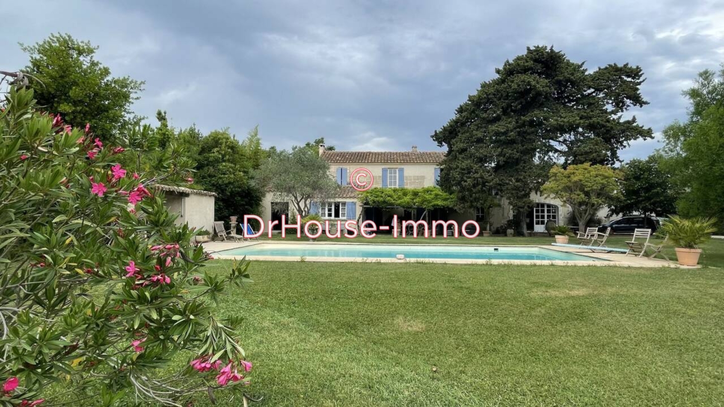 Maison 7 pièces de 200 m² - Arles (13280)