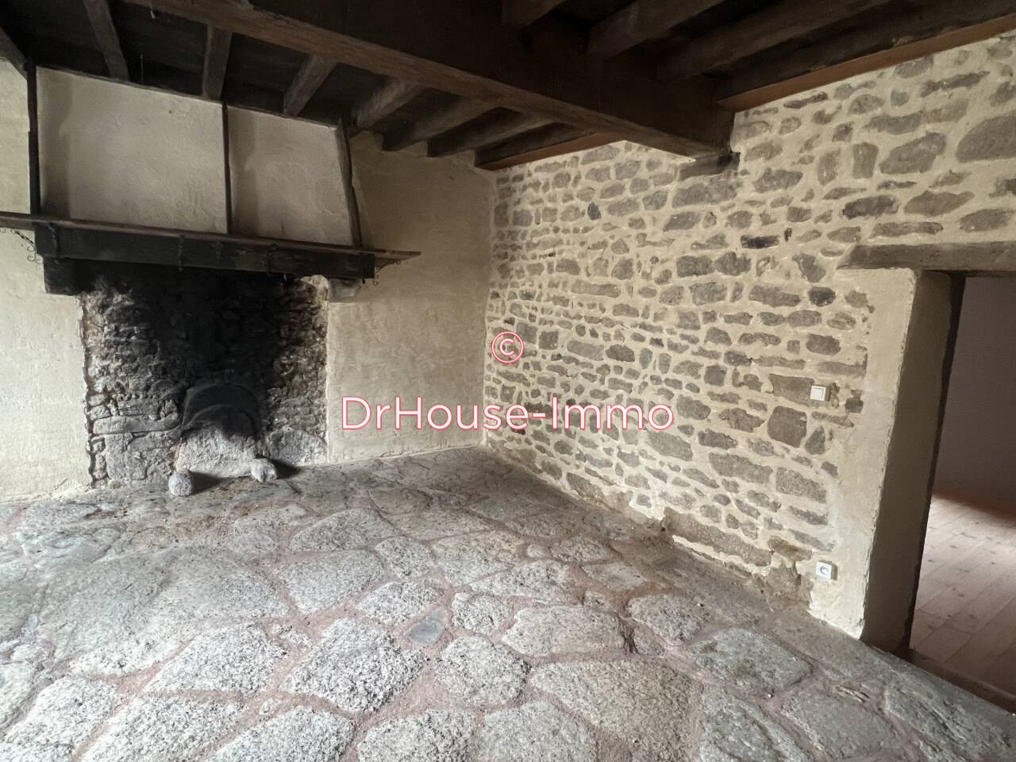 Maison 6 pièces de 126 m² - Saint-Silvain-Bas-le-Roc (23600)