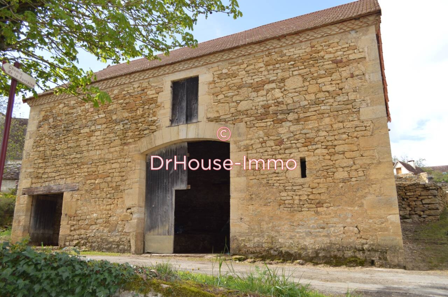 Maison 1 pièce de 160 m² - Hautefort (24390)