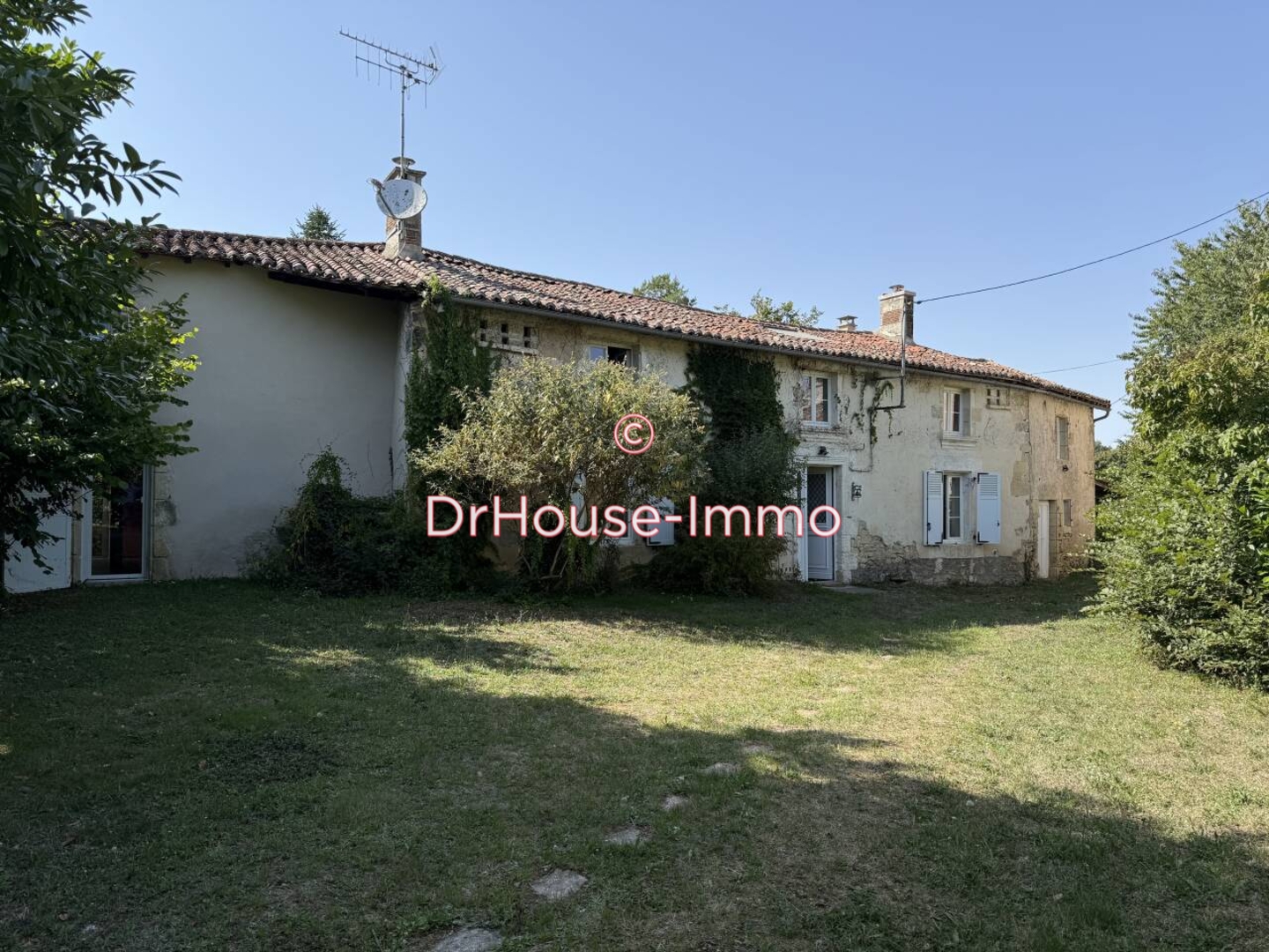 Maison 6 pièces de 207 m² - Ayron (86190)