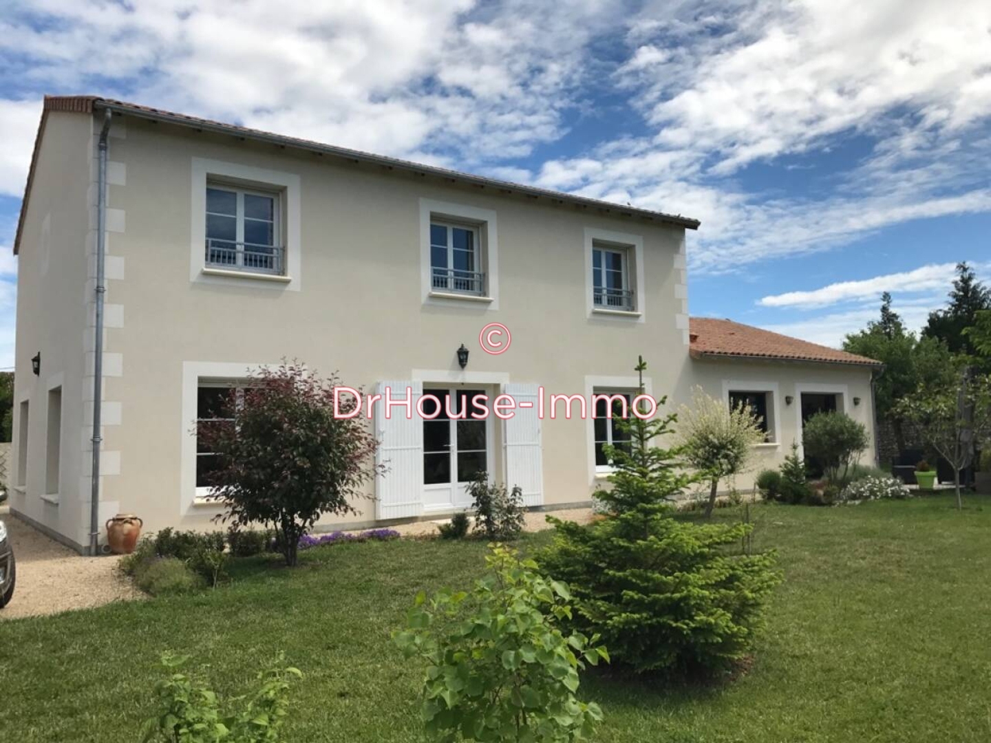 Maison 7 pièces de 235 m² - Jaunay-Clan (86130)