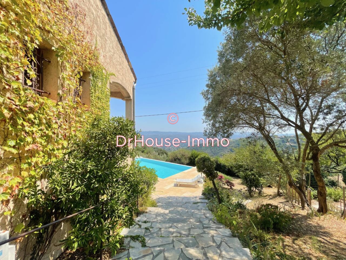 Maison 8 pièces de 270 m² - Tanneron (83440)