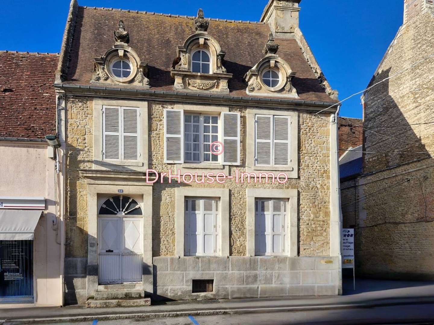 Maison 10 pièces de 208 m² - Saint-Pierre-sur-Dives (14170)