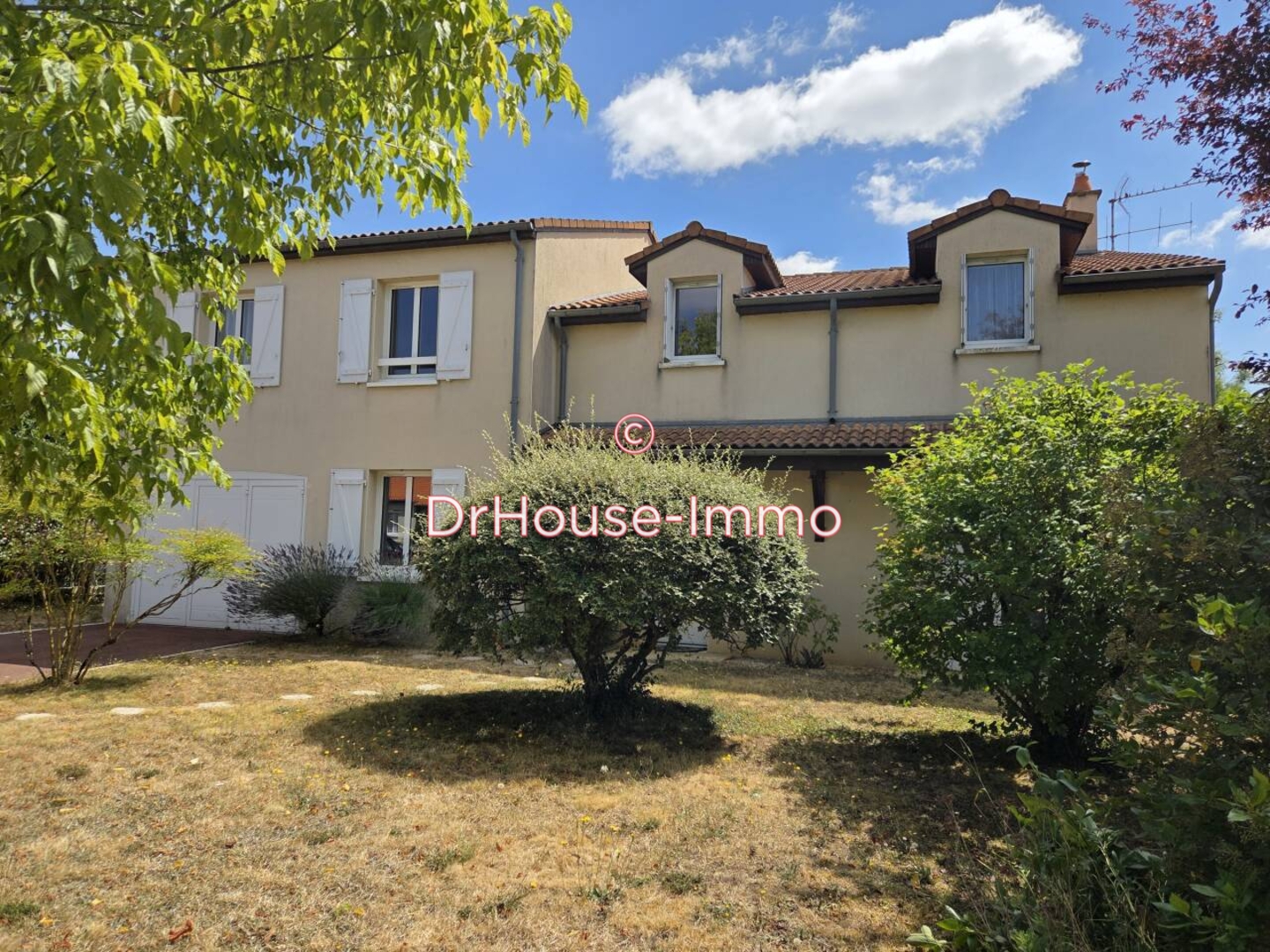 Maison 11 pièces de 208 m² - Biard (86580)