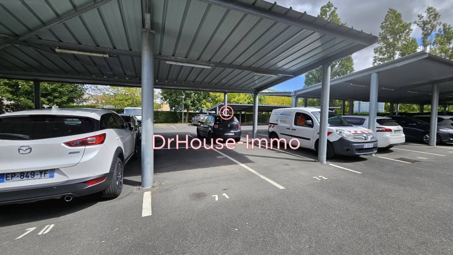 Parking / Box de 10 m² - Savigny-le-Temple (77176)