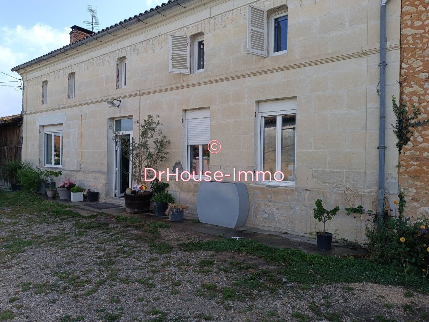 Maison 4 pièces de 115 m² - Montlieu-la-Garde (17210)