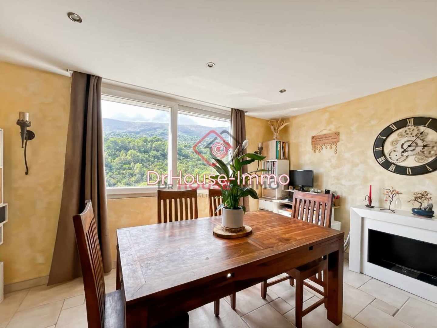 Appartement 5 pièces de 95 m² - Carros (06510)