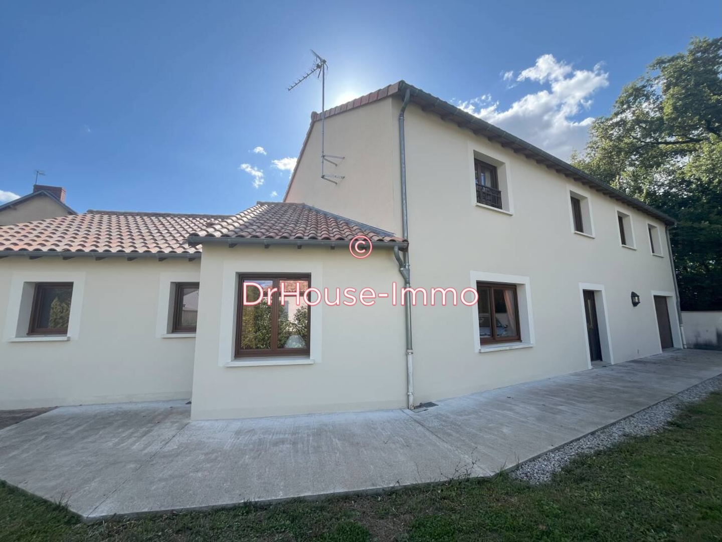 Maison 7 pièces de 205 m² - Beaumont Saint Cyr (86490)