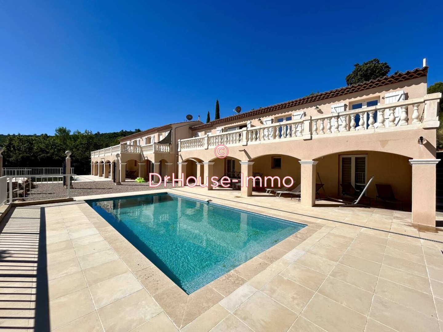 Maison 12 pièces de 274 m² - Le Cannet-des-Maures (83340)