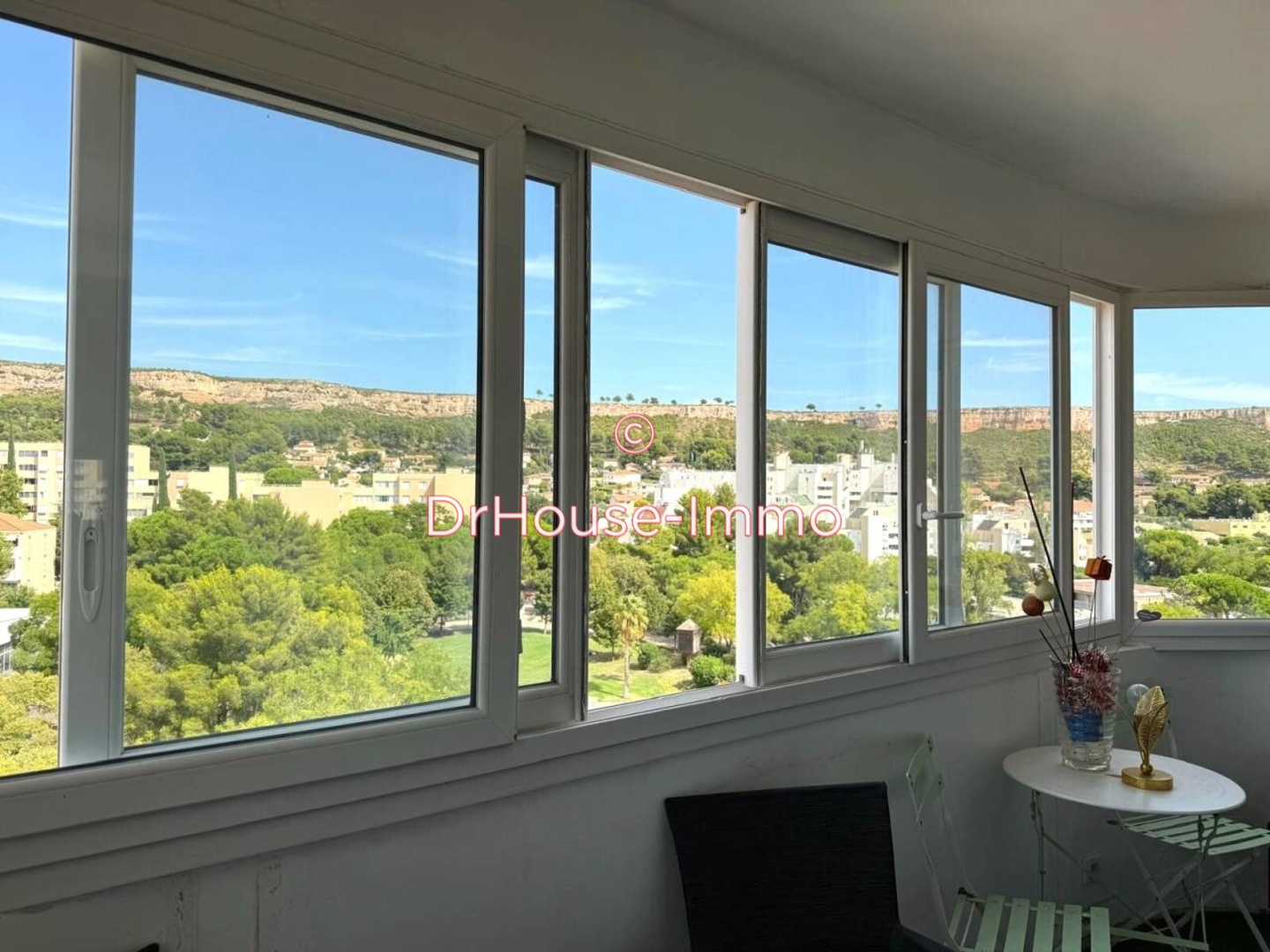 Appartement 2 pièces de 61 m² - Vitrolles (13127)