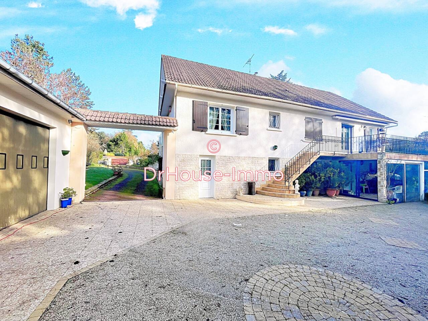 Maison 9 pièces de 327 m² - Vouneuil-sous-Biard (86580)