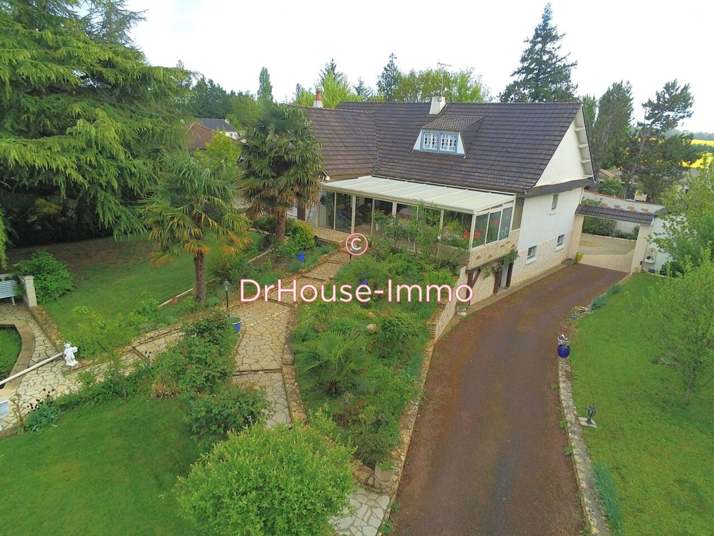 Maison 9 pièces de 327 m² - Vouneuil-sous-Biard (86580)