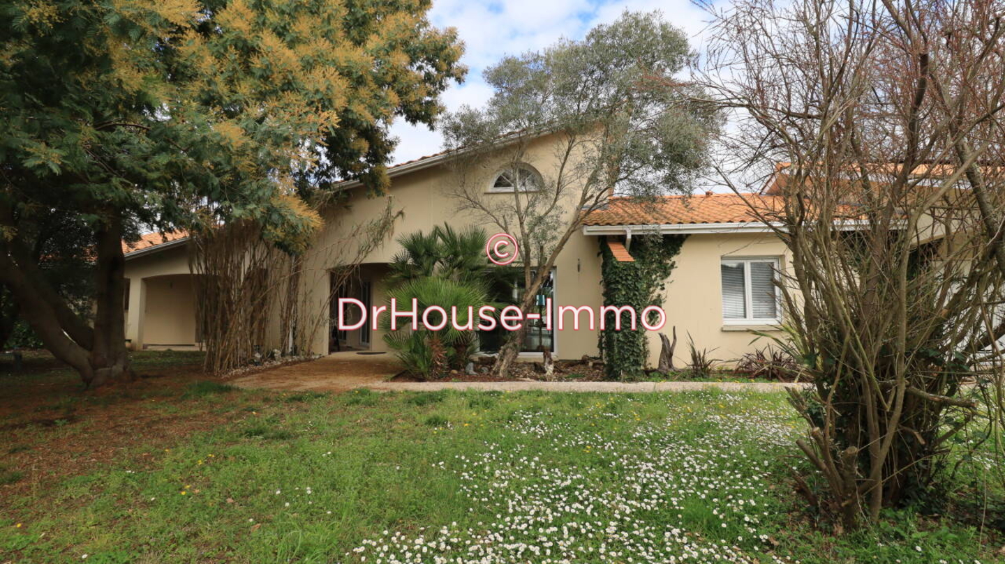Maison 8 pièces de 249 m² - Plassac (33390)