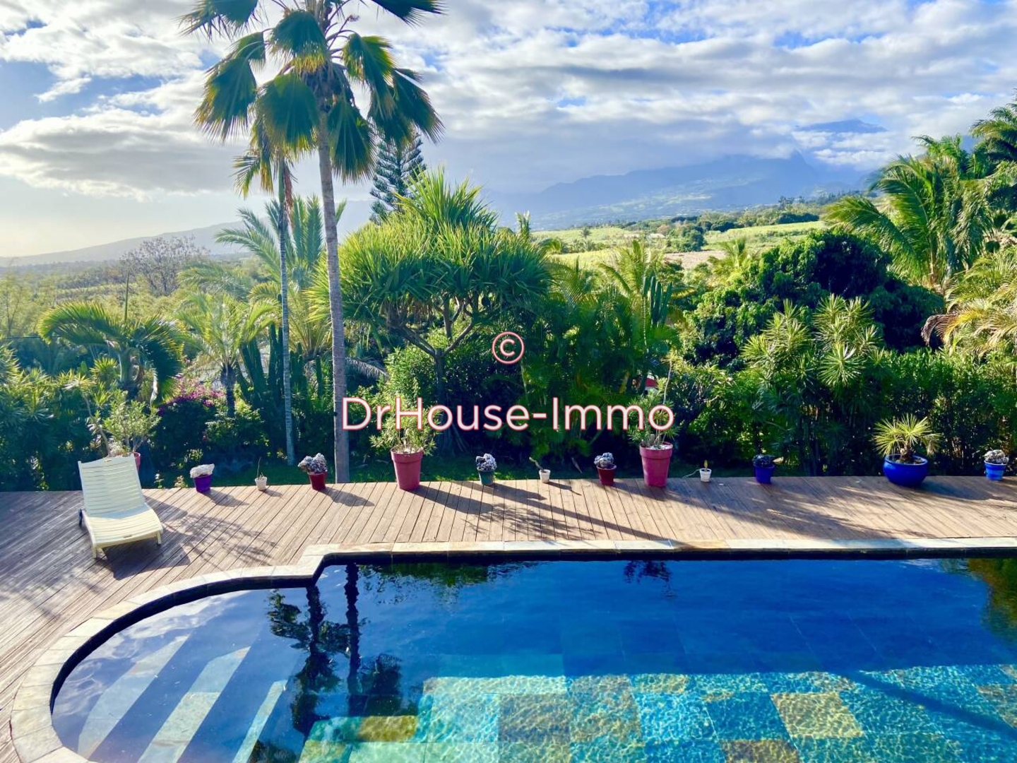 Maison 7 pièces de 300 m² - Saint-Pierre (97410)