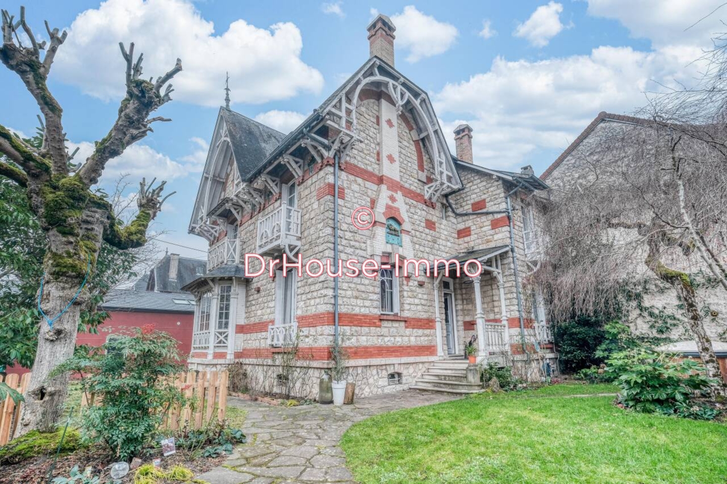 Maison 9 pièces de 210 m² - Nemours (77140)