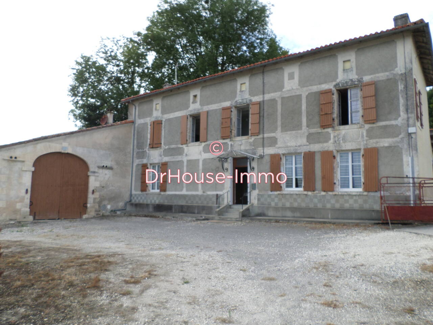 Maison 6 pièces de 168 m² - Berneuil (16480)