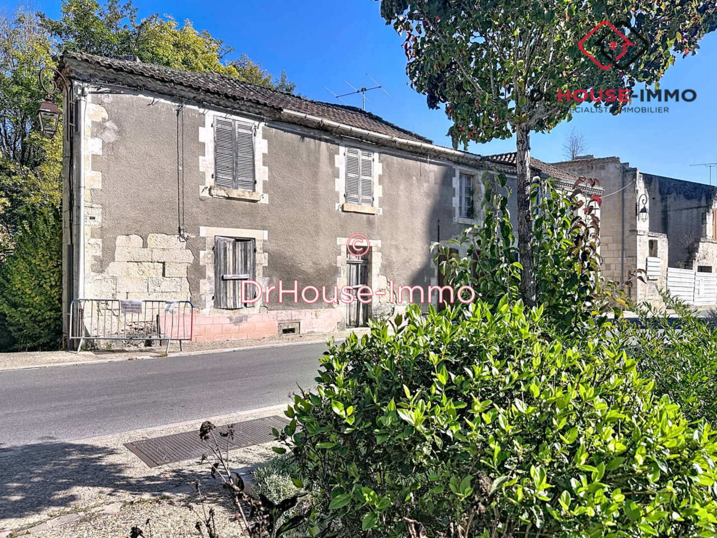 Maison 7 pièces de 200 m² - Château-l'Évêque (24460)