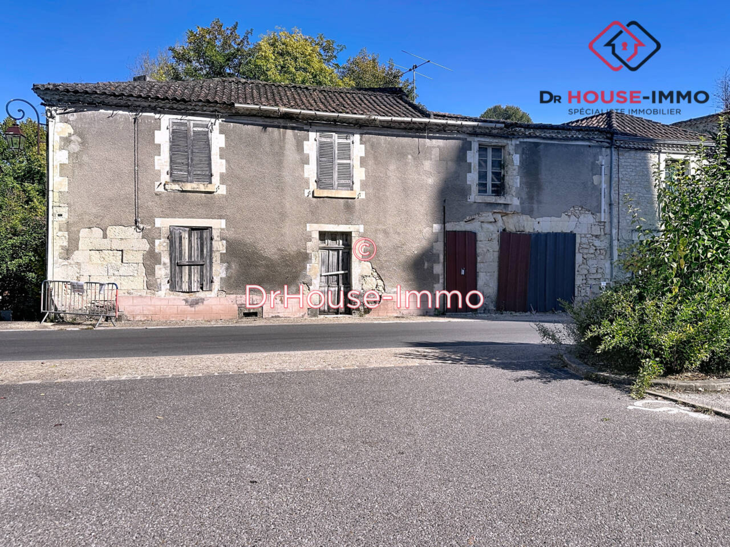 Maison 7 pièces de 200 m² - Château-l'Évêque (24460)