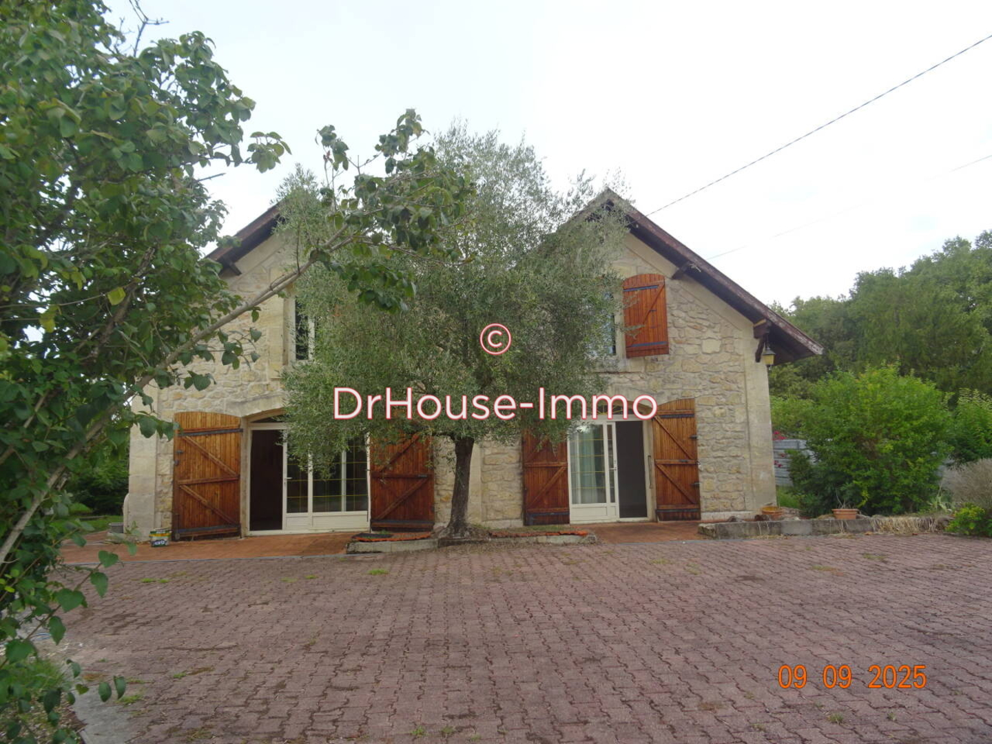 Maison 10 pièces de 240 m² - Saint-Yzan-de-Soudiac (33920)