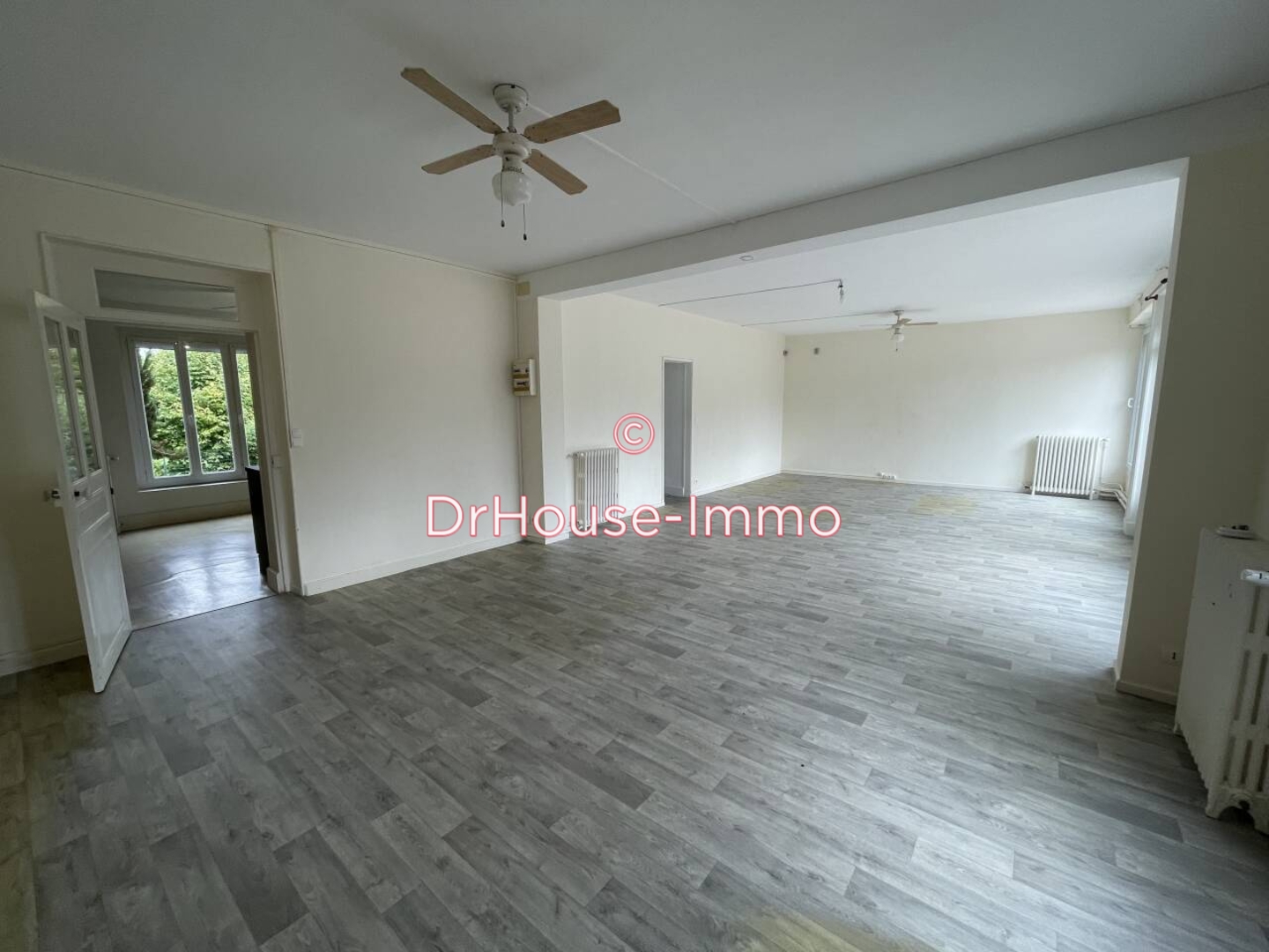 Maison 8 pièces de 198 m² - Avord (18520)