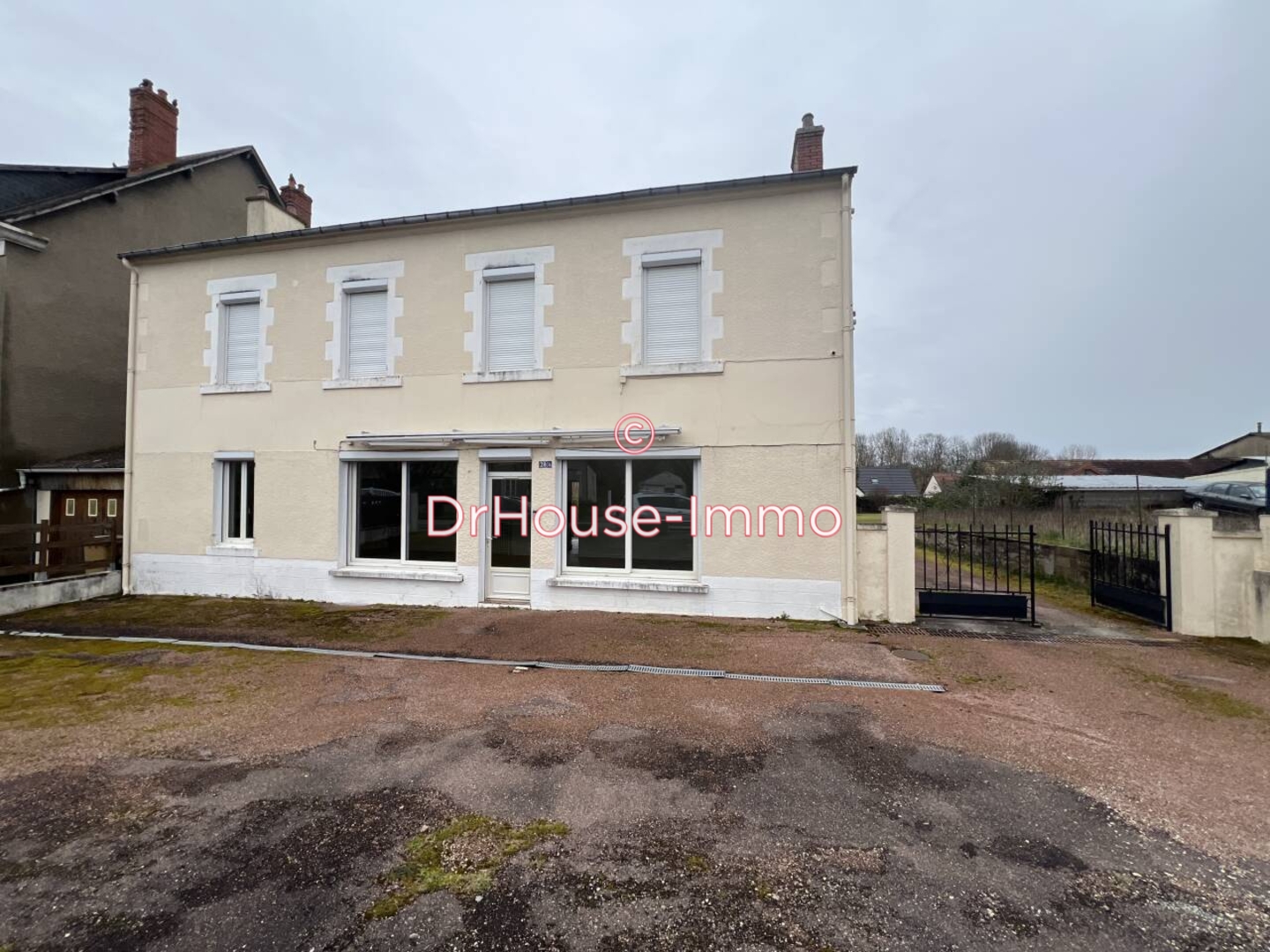 Maison 8 pièces de 198 m² - Avord (18520)