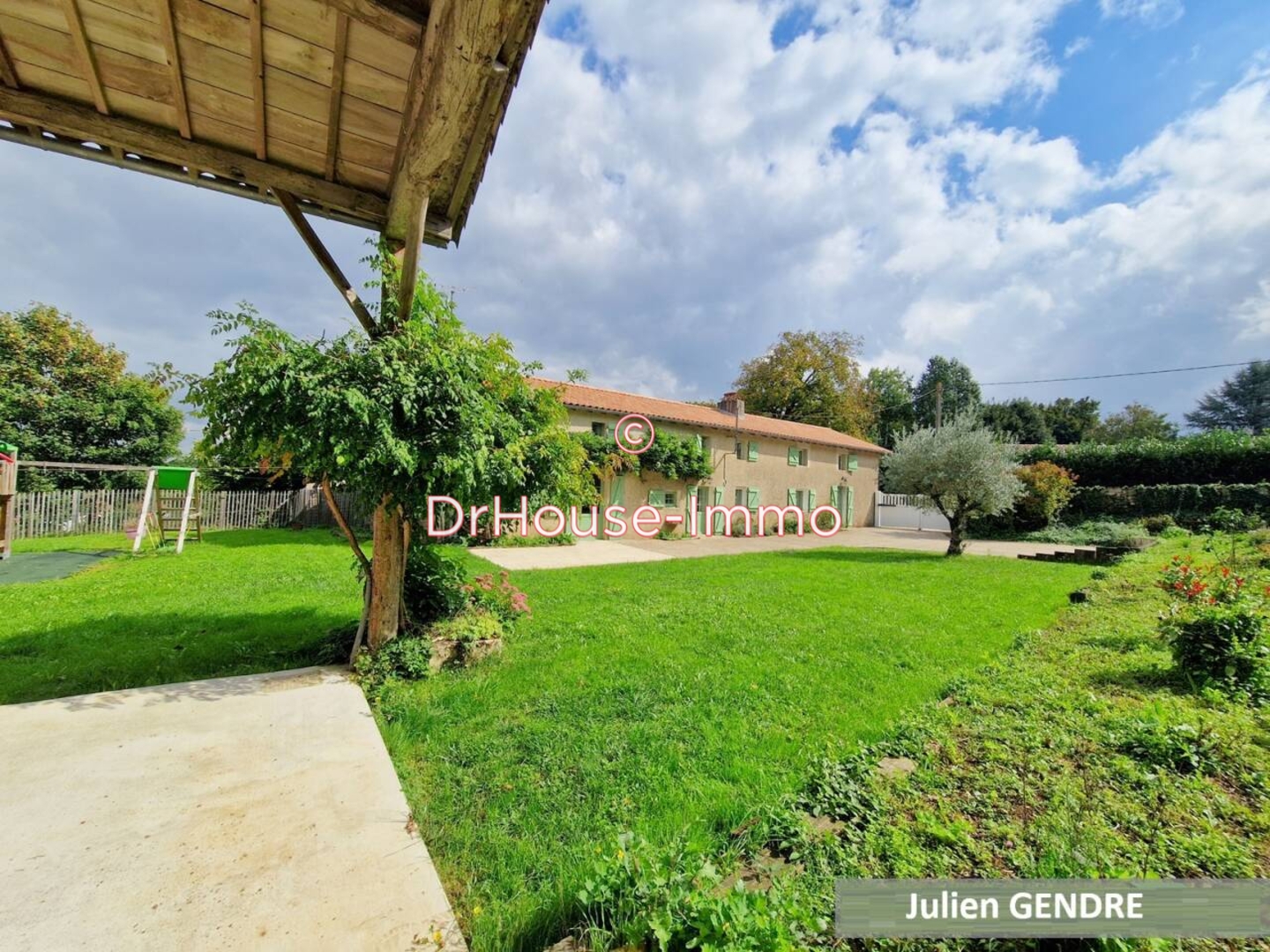 Maison 7 pièces de 271 m² - Vitré (79370)