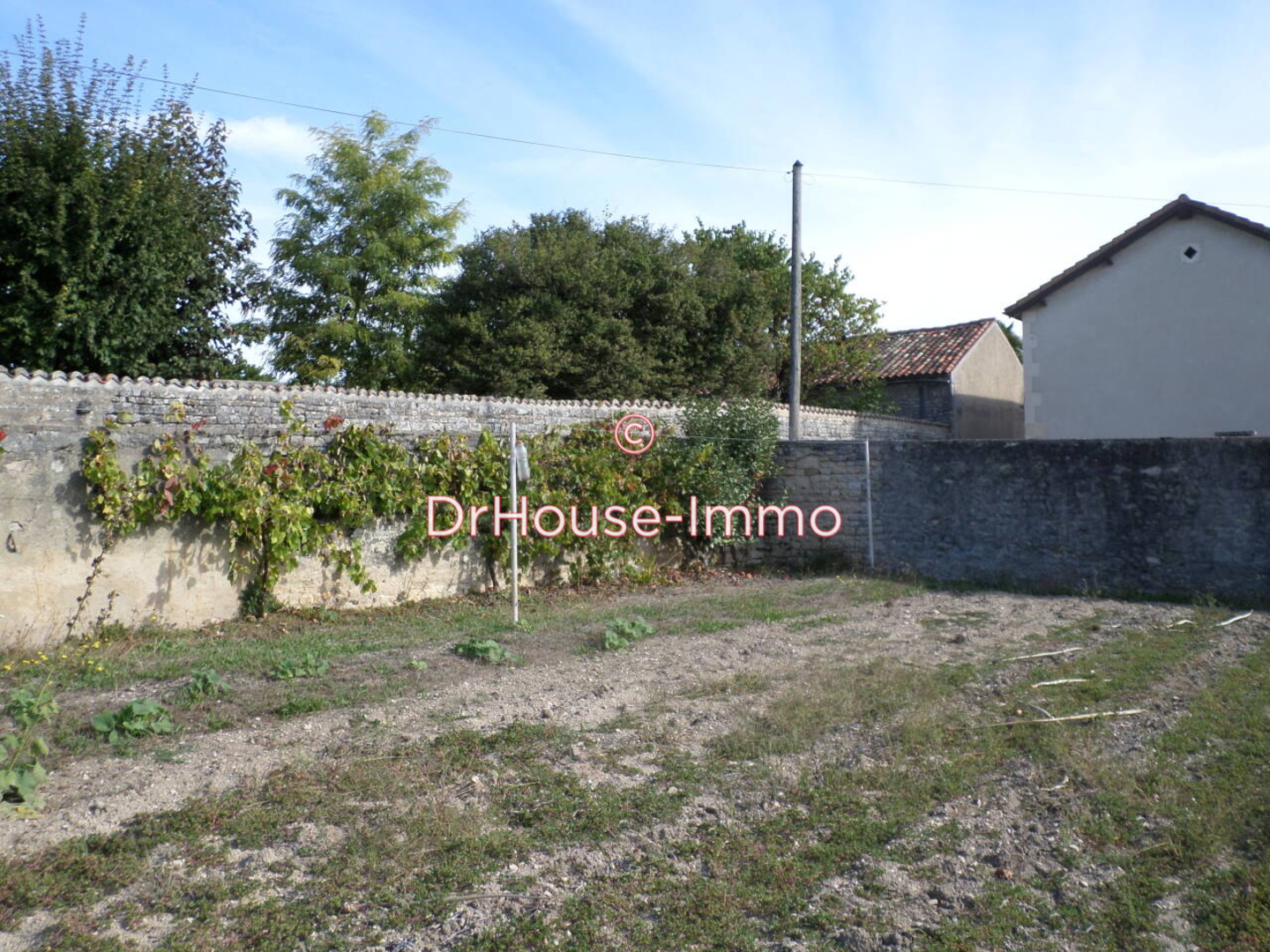 Terrain de 710 m² - Douzat (16290)