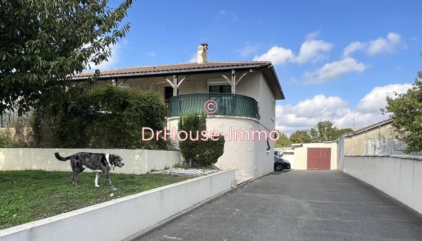 Maison 8 pièces de 220 m² - Saint-Yrieix-sur-Charente (16710)