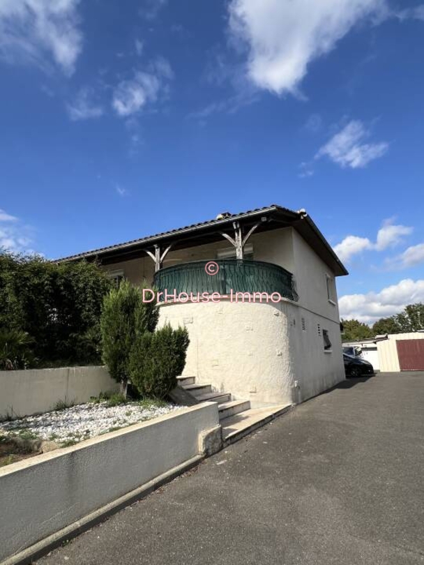 Maison 8 pièces de 220 m² - Saint-Yrieix-sur-Charente (16710)