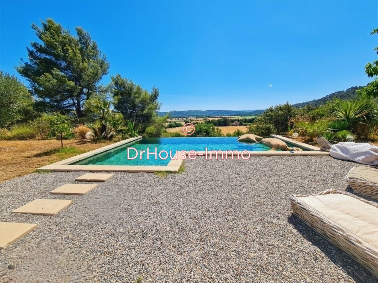 Maison 9 pièces de 200 m² - Gréoux-les-Bains (04800)