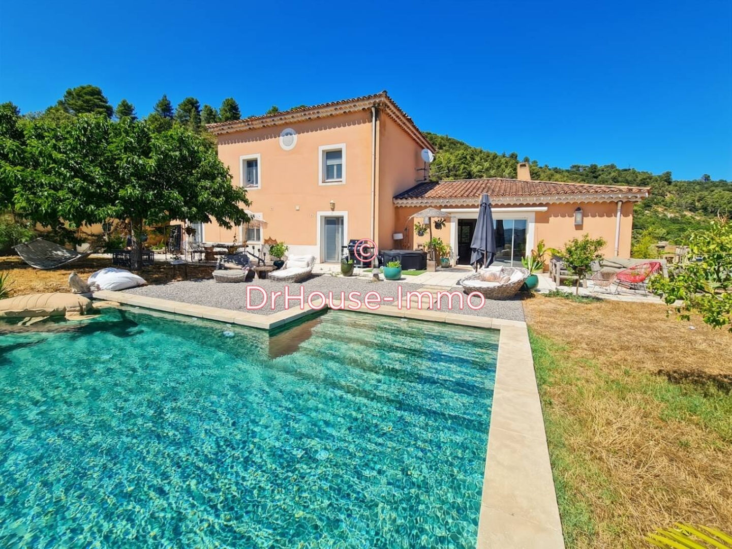 Maison 9 pièces de 200 m² - Gréoux-les-Bains (04800)