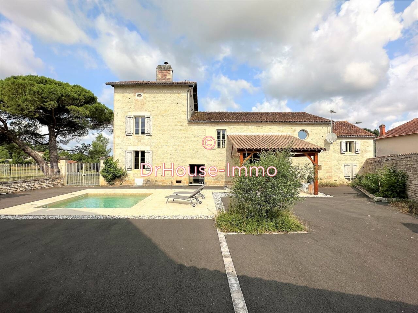 Maison 12 pièces de 368 m² - Mansle (16230)