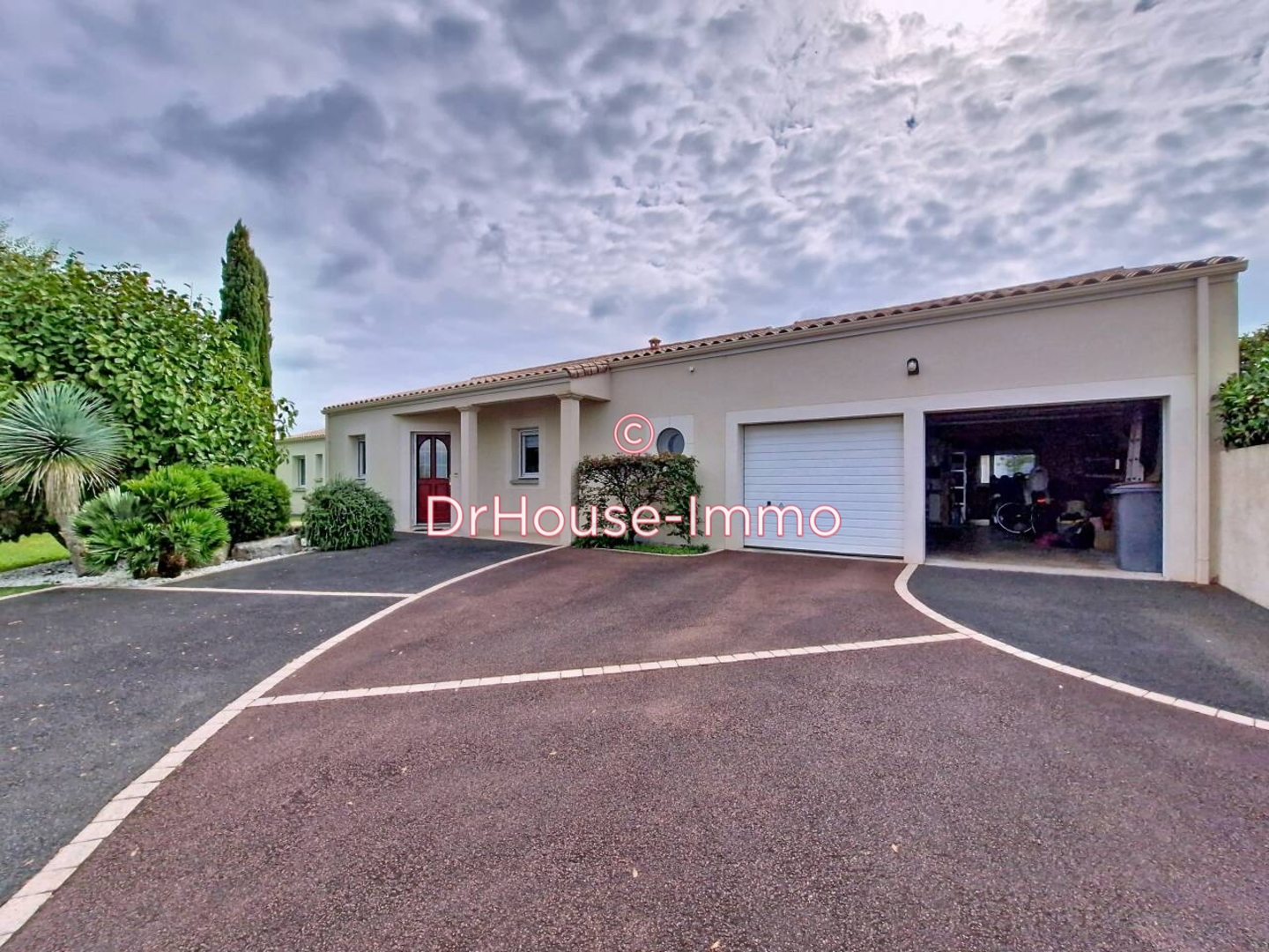 Maison 6 pièces de 215 m² - Saint-Gelais (79410)