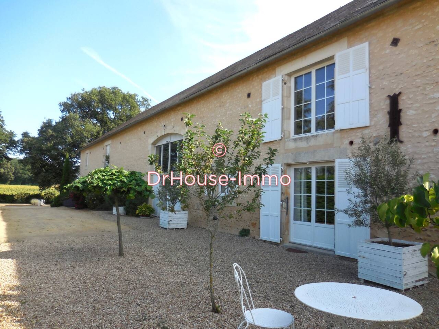 Maison 7 pièces de 272 m² - Sainte-Radegonde (86300)